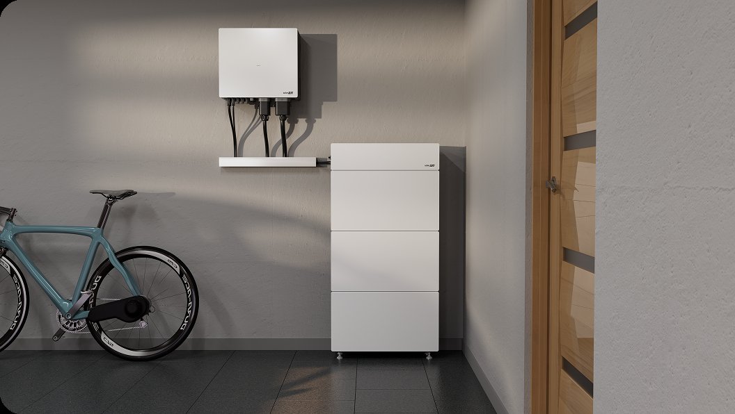 SolarEdge Nexis w domu — falownik hybrydowy na ścianie i modułowa bateria wysokonapięciowa (wieża)